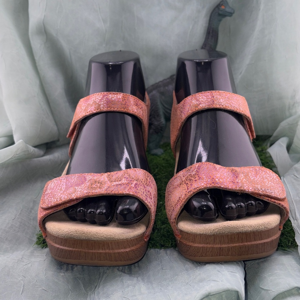 Dansko Women’s Sonnet Pink Embossed Metallic Floral Wedge Sandals | 38 - Picture 3 of 15